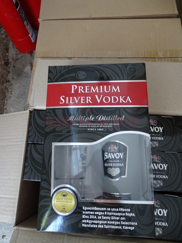 Polițiștii de frontieră au descoperit în două tiruri aproape 800 de litri de votcă și whisky fără documente legale