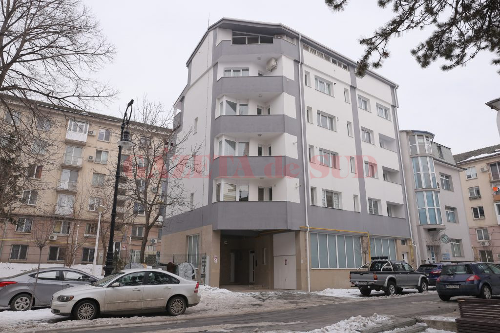 Locatarii care au cumpărat apartamente de la Emilio în acest bloc din Centrul Vechi trebuie să-l despăgubească pe proprietarul terenului de sub imobil cu 250.000 de euro (Foto: Arhiva GdS)