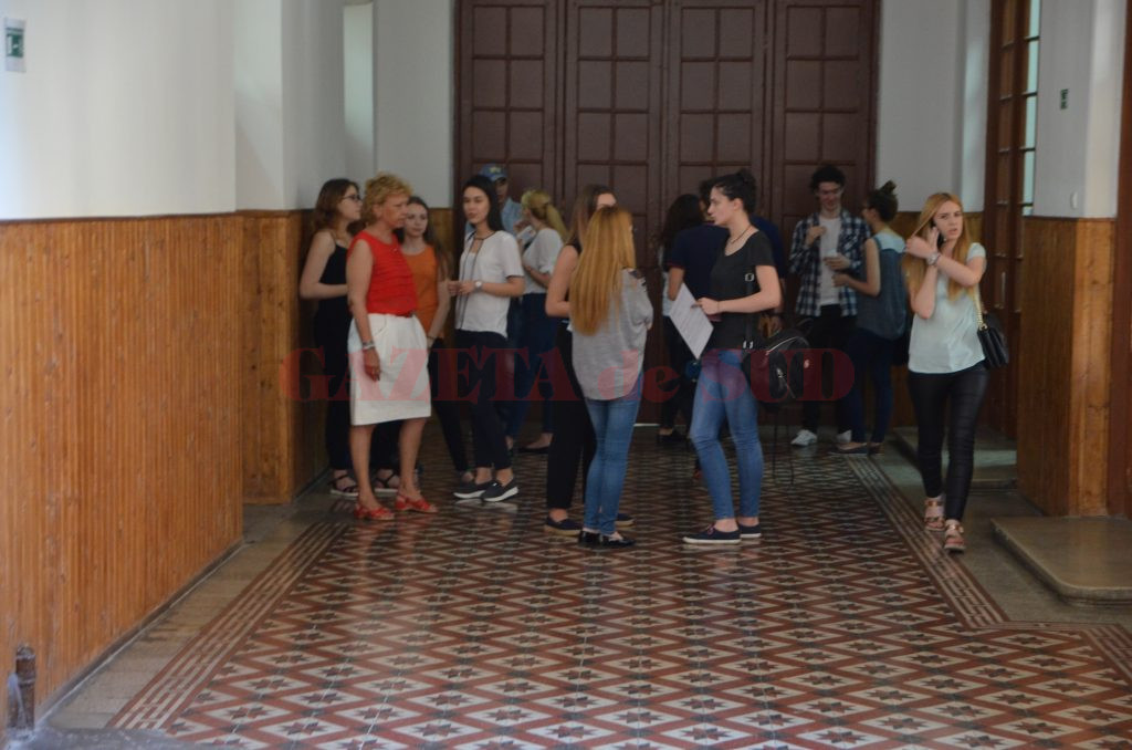 Candidați de la Colegiul Național „Elena Cuza“ din Craiova care așteptau ieri să susțină prima probă a examenului național de bacalaureat