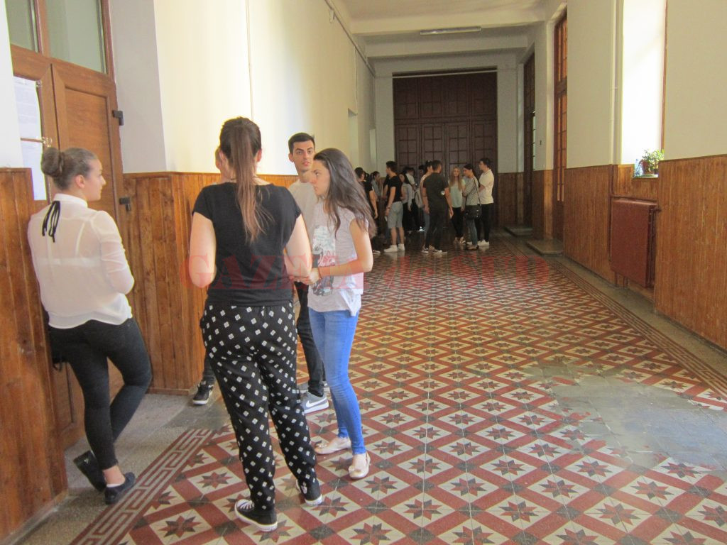 2.823 din cei 3.680 de candidați din Dolj prezenți la prima probă a examenului național de bacalaureat au obținut calificativul „experimentat“