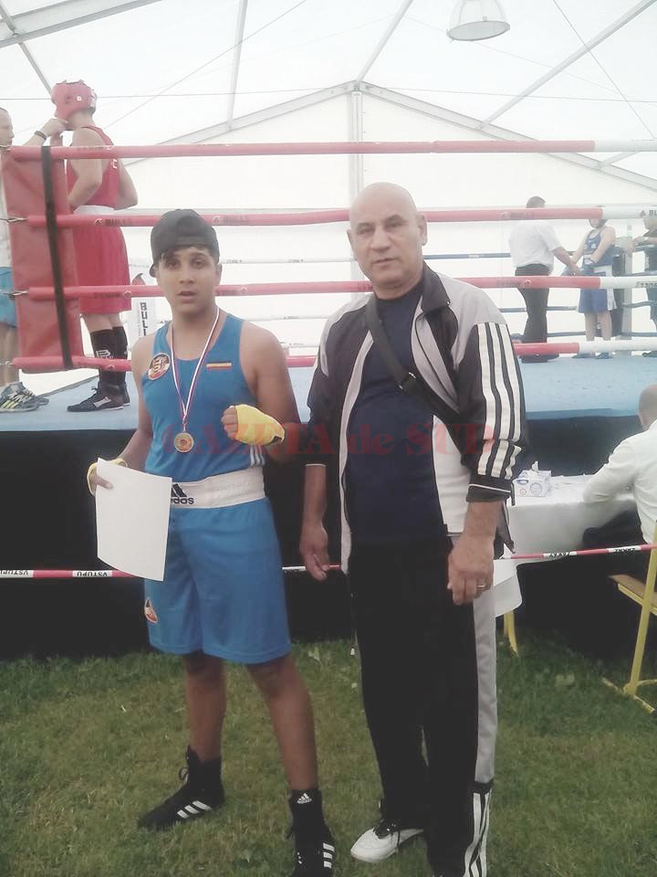 Daniel Dumitru (foto stânga) a câştigat un concurs în Slovacia, iar antrenorul său, Marcel Sîrba, crede că sportivul poate obţine medalie şi la Europene