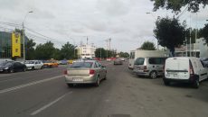 Dubă parcată pe strada Caracal, care blochează o bandă şi jumătate de circulaţie (Foto: Claudiu Tudor)