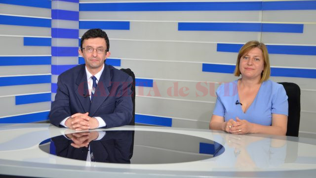 Ionuț Beneduc, inspector în cadrul Direcției de Sănătate Publică (DSP) Dolj și coordonator al Programului de asistență medicală comunitară în Dolj, și Marinela Birău, asistent comunitar în Ișalnița (FOTO: Claudiu Tudor)