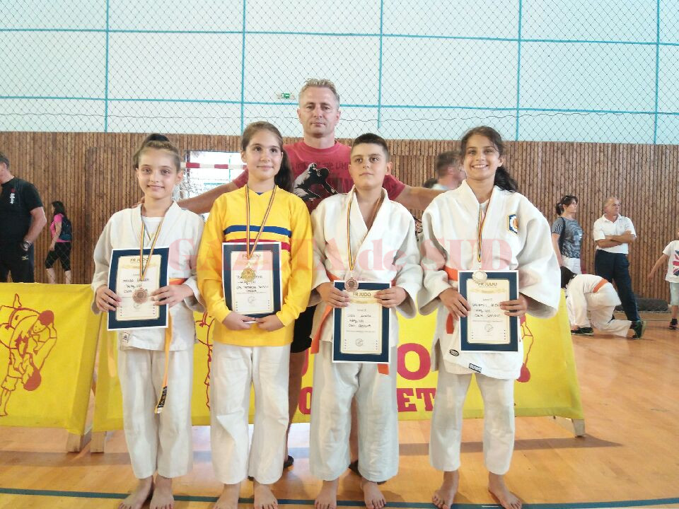 Sportivii antrenați de Mihai Voinea (centru) și Adrian Nicola au câștigat patru medalii la Baia Mare