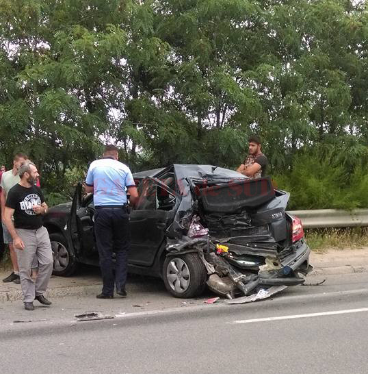 În interiorul maşinii grav avariate se afla un copil de patru ani( FOTO: Dan Nistor - Info Trafic Jud. Dolj)