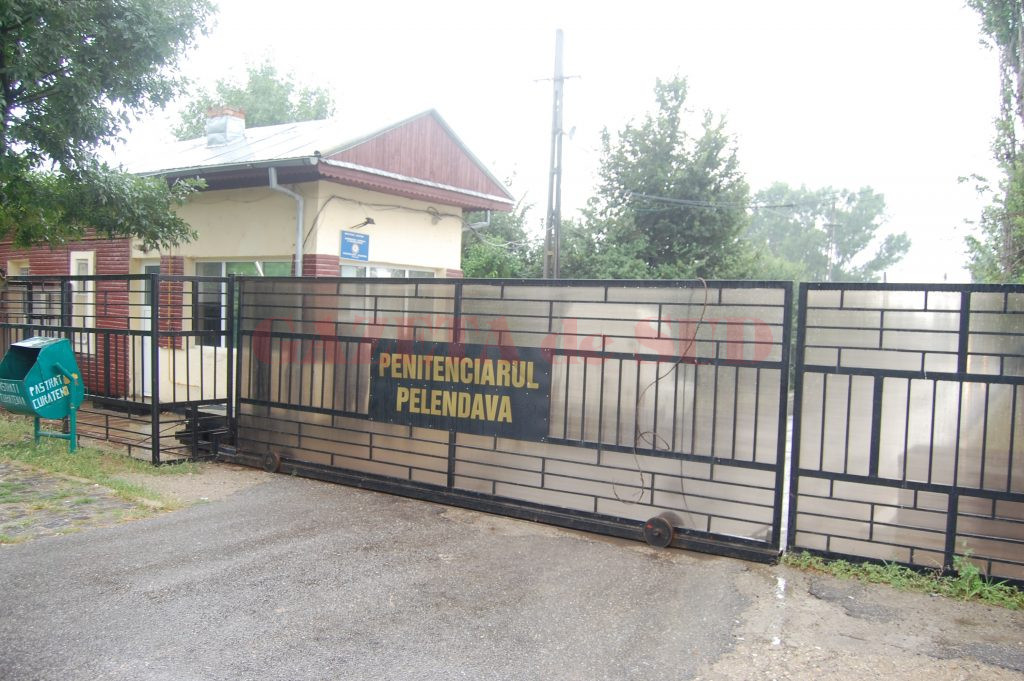 Agentul-șef Dănuț Dihoru, din cadrul Penitenciarului Pelendava, a fost acuzat că a cerut șpagă 5.000 de euro pentru a aranja angajarea unei femei pe un post de asistent medical