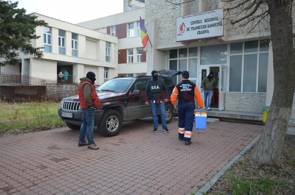 Pe 15 martie, ofițerii Serviciului Judeţean Anticorupţie Dolj au descins la Centrul de Transfuzie Craiova, de unde i-au ridicat  pe cei doi inculpați 