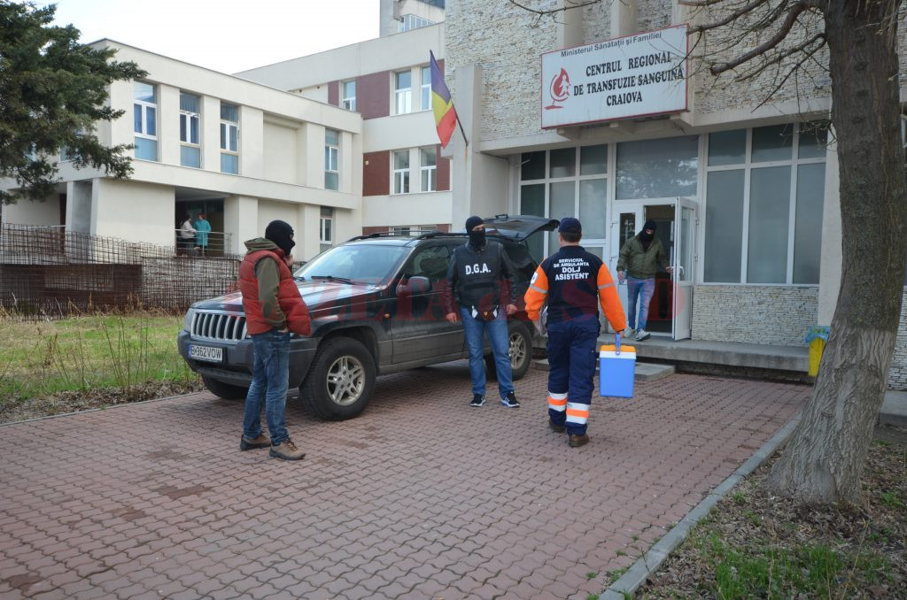 Pe 15 martie, ofițerii Serviciului Judeţean Anticorupţie Dolj au descins la Centrul de Transfuzie Craiova, de unde i-au ridicat pe cei doi inculpați