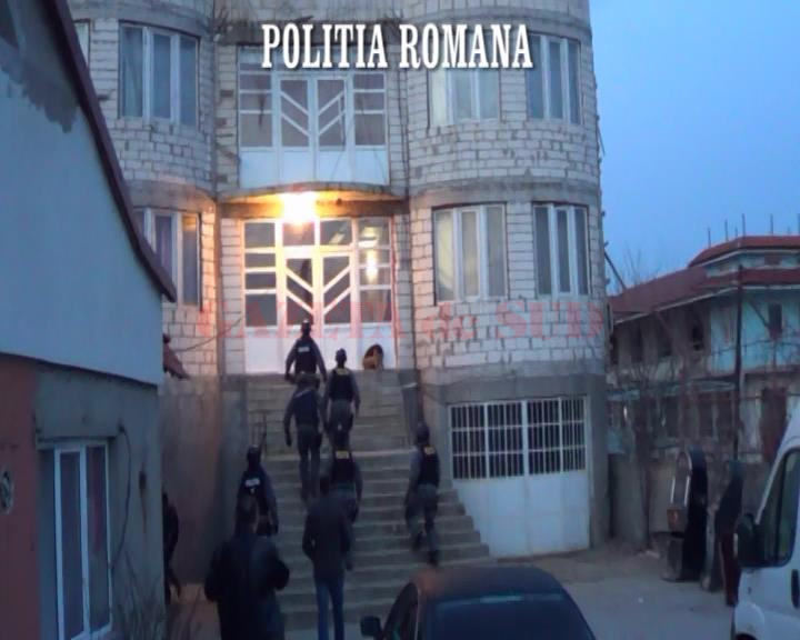 În martie 2014, ofiţerii Serviciului de Investigare a Fraudelor au descins la locuințele a patru doljeni suspectați de evaziune fiscală (Foto: Arhiva GdS)