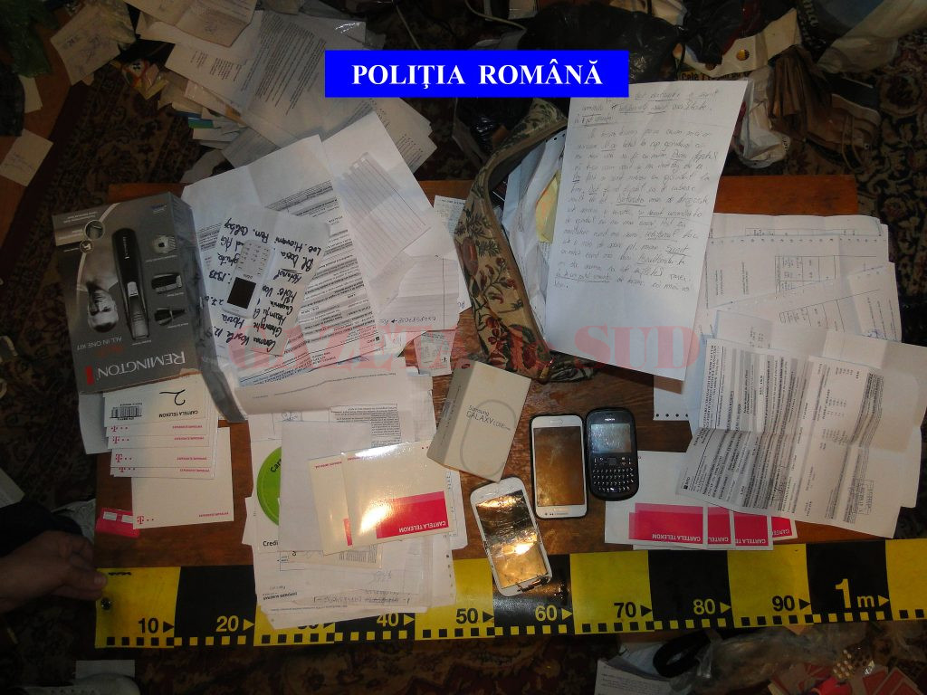 În urma perchezițiilor făcute în cele două penitenciare, oamenii legii au ridicat mai multe telefoane și documente, dar și o scrisoare ce conținea un mesaj codat