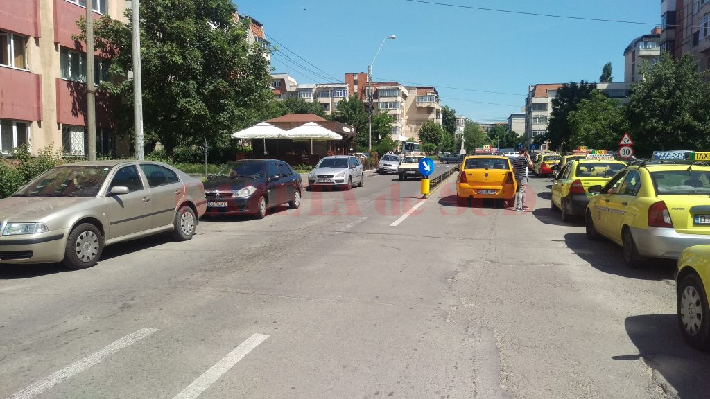 În capătul străzii Tehnicii s-a turnat asfalt şi s-au delimitat cu bolarzi benzile de mers, în cadrul proiectului de amenajare a sensului giratoriu de la intersecţia cu Calea Bucureşti