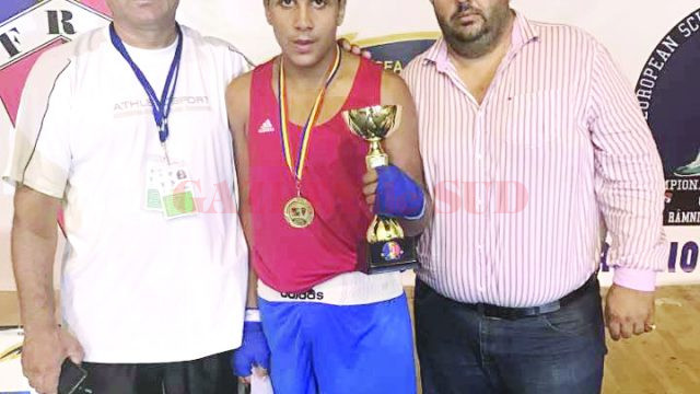 Campionul european Daniel Dumitru, alături de antrenorul său, Marcel Sîrba (stânga), şi de preşedintele AJ Box Dolj, Fănel Trandafir