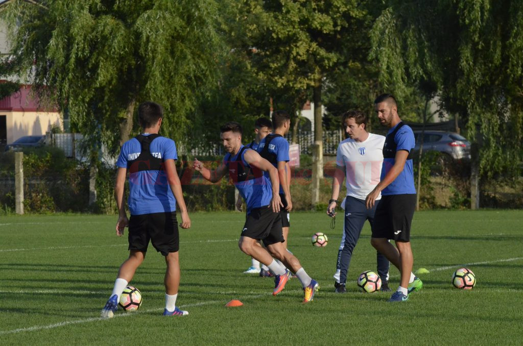 Alex Băluță (în centru) și colegii săi trag tare la antrenamente pentru un start de sezon cât mai bun (Foto: Alexandru Vîrtosu)