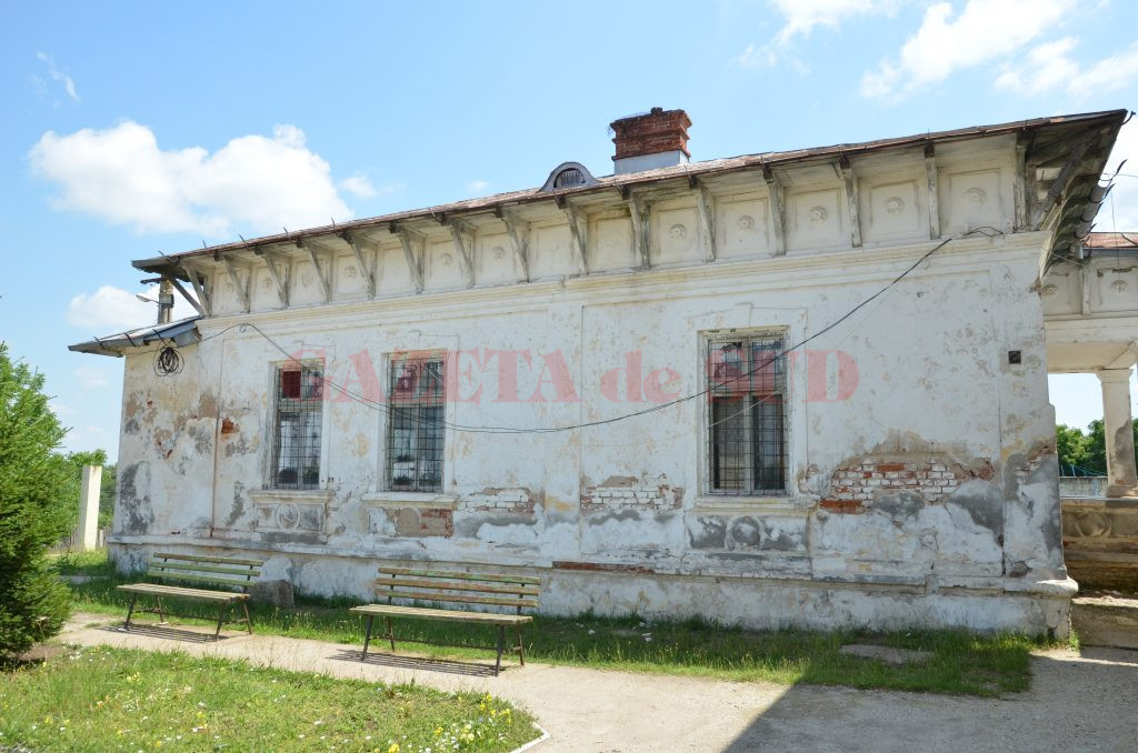 Conacul boieresc pe terenul căruia a fost ridicată Şcoala din Stoicăneşti (foto: Claudiu Tudor)