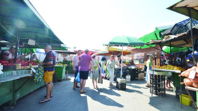 Vânzătorii au improvizat umbrele de tot felul pentru a nu sta cu marfa în căldură (Foto: Bogdan Grosu)