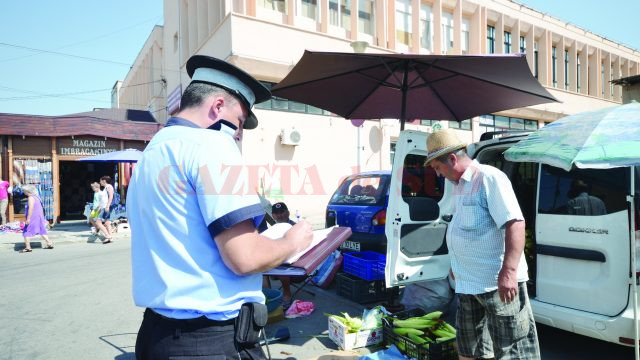 După ce au plătit taxa, câţiva comercianţi au fost goniţi de Poliţia Locală pentru că se aflau pe spaţiul public (Foto: Bogdan Grosu)