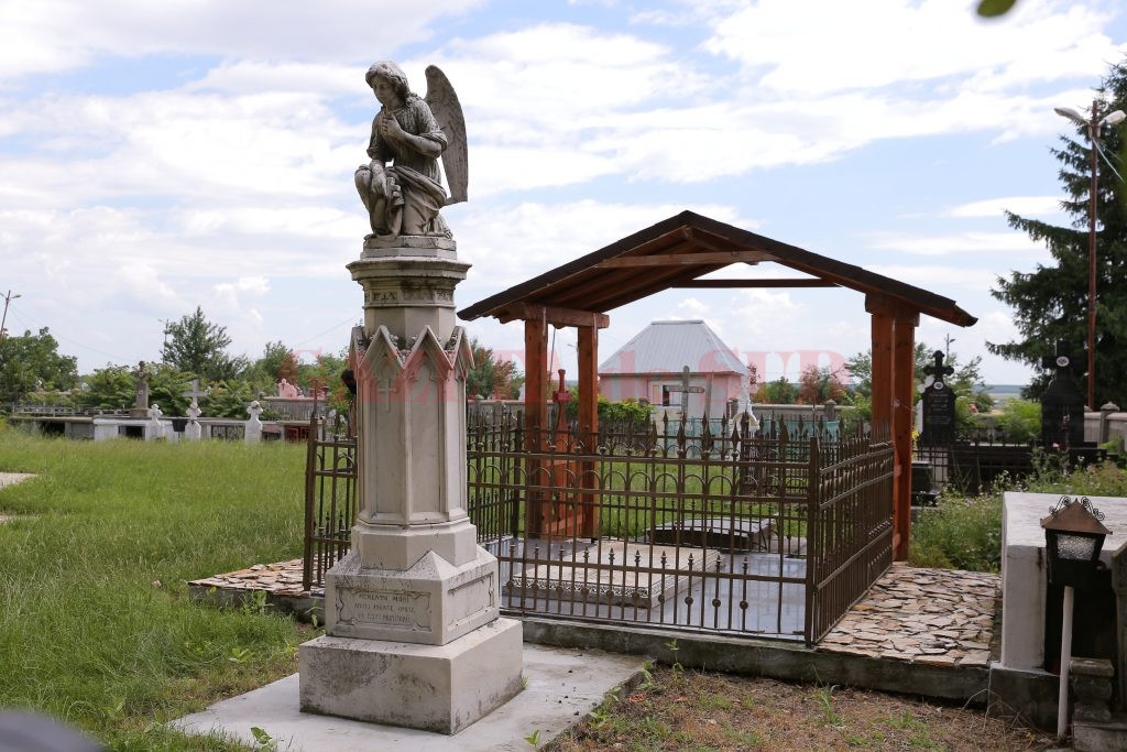 Mormântul familiei Titulescu, aflat în curtea Bisericii Sfântul Gheorghe