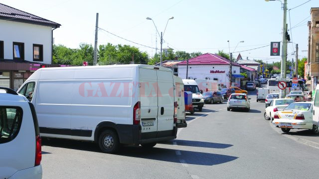 Străzile învecinate cu Piața Chiriac sunt înțesate de mașini parcate aiurea, spre nemulțumirea localnicilor, dar și a pietonilor și a șoferilor care trec prin zonă (Foto: Lucian Anghel)