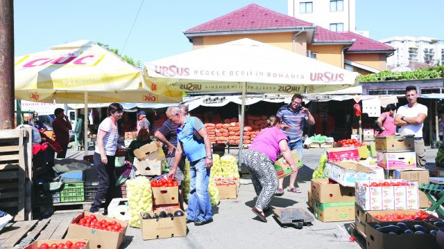 Majoritatea comercianţilor îşi expun marfa pe jos (Foto: Lucian Anghel)