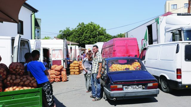Mulţi oameni vând direct din maşini (Foto: Lucian Anghel)