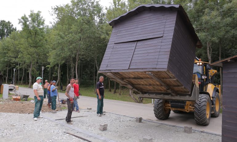 La Water Park se lucra ieri la exterior: se instalau chioșcurile unde se vor comercializa produsele alimentare, se tundea iarba, în timp ce parcarea începea să prindă contur (Foto: Lucian Anghel)