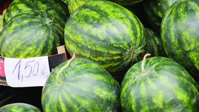 În unele pieţe din Craiova, lubeniţele se vând  cu 1,5 lei kilogramul (Foto: Lucian Anghel)