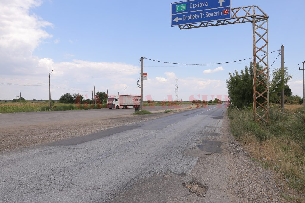 La începutul săptămânii, muncitorii și utilajele Mochlos SA lipseau de pe bucata de drum  pe care o reabilitează încă din toamna anului 2012 