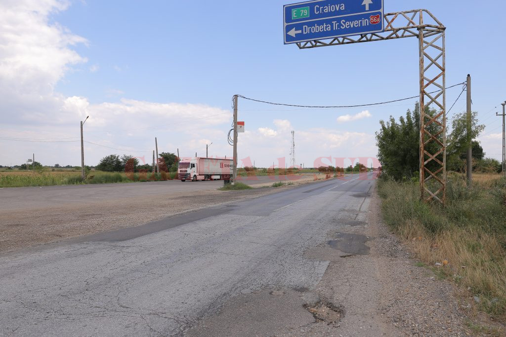 La începutul săptămânii, muncitorii și utilajele Mochlos SA lipseau de pe bucata de drum pe care o reabilitează încă din toamna anului 2012