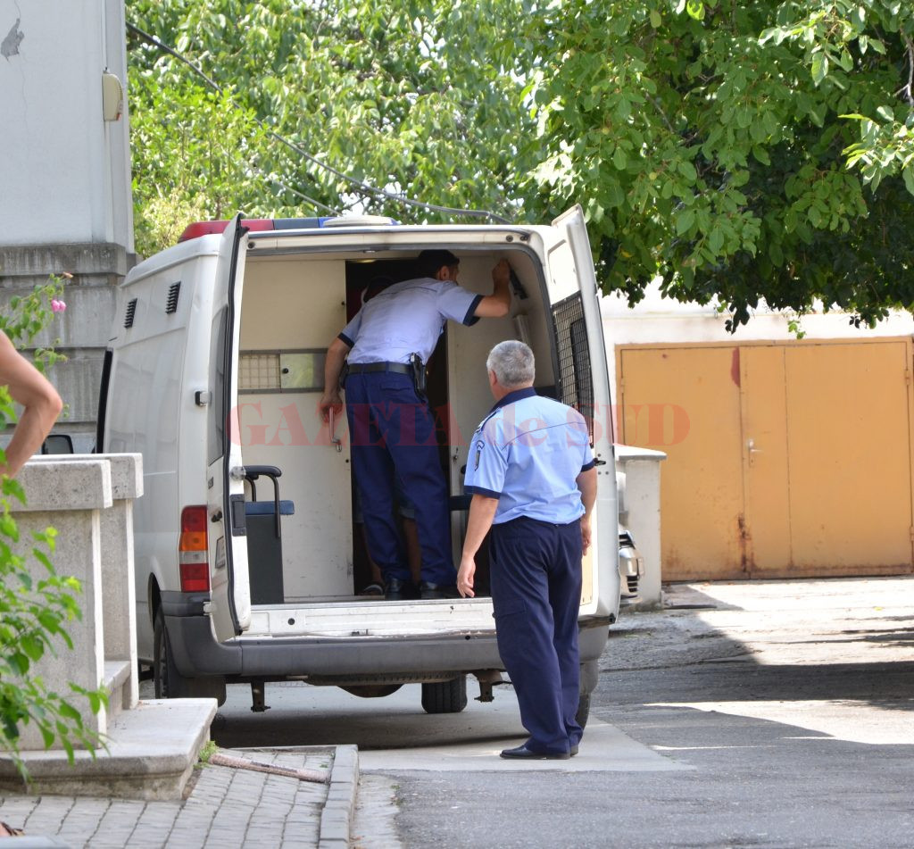 Oamenii legii au reușit să prindă și să ducă la audieri numai unul din cei opt agresori, acesta fiind arestat preventiv printr-o hotărâre a Judecătoriei Craiova (Foto: Arhiva GdS)