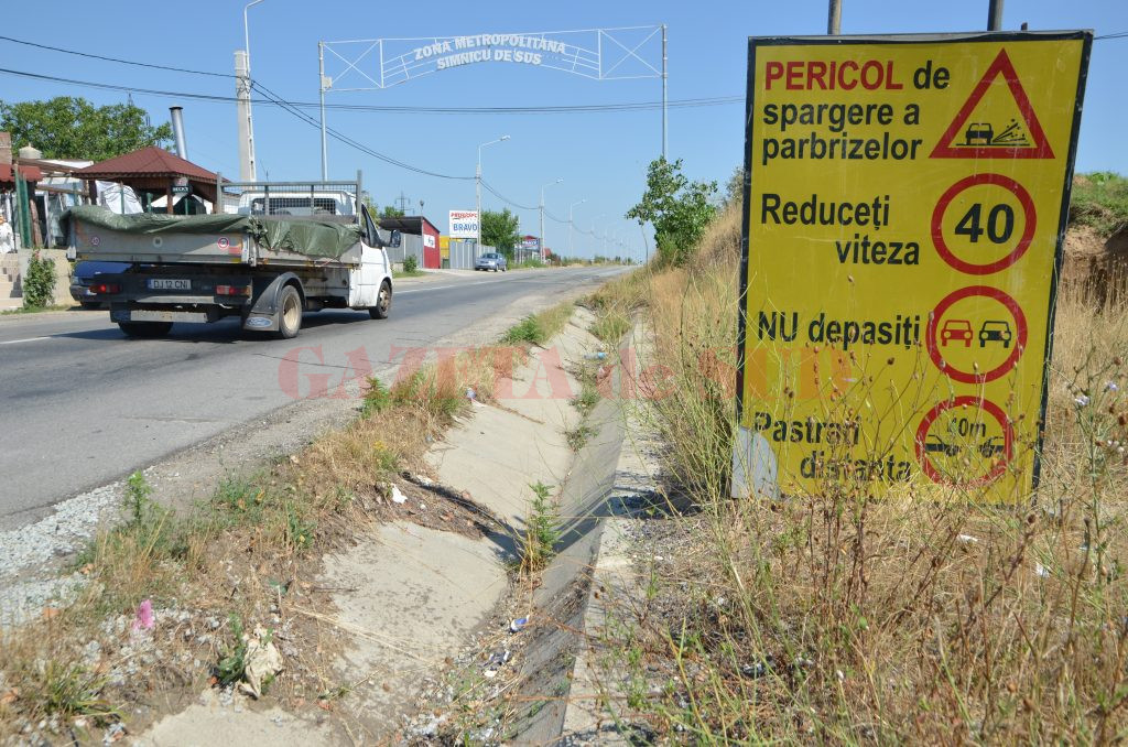 Indicatorul de la intrarea în Șimnicu de Sus care îi avertizează pe șoferi să reducă viteza pentru că există pericol de spargere a parbrizului (Foto: Claudiu Tudor)