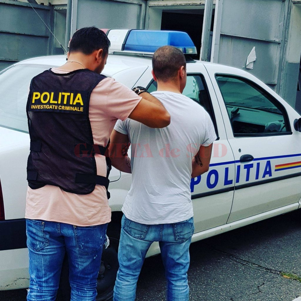 După pronunțarea sentinței, irakianul a fost prins și dus de polițiști la Penitenciarul Craiova (Foto: IPJ Dolj)