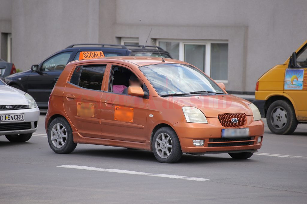 Ofițerii examinatori din Dolj nu au încă tabletele care trebuie montate în mașinile cu care se susține proba practică pentru obținerea permisului de conducere