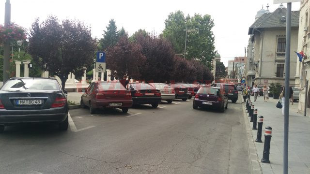 Locurile de parcare din fața prefecturii care vor fi transformate în parcări cu plata prin SMS (Foto: Marian Apipie)