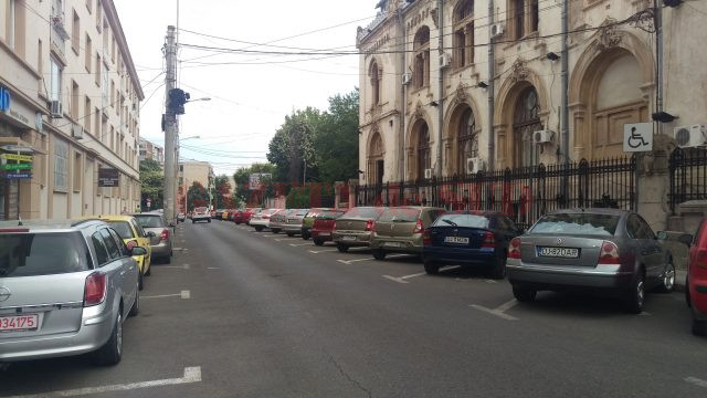 Și pe strada Romul, pe lângă primărie, vor exista 20 de locuri de parcare cu plata prin SMS (Foto: Marian Apipie)