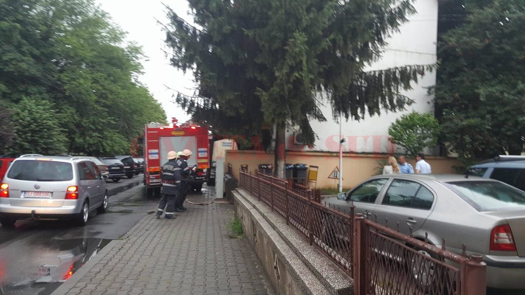 Pompierii au fost chemaţi să evacueze apa din Parchetul Judeţean