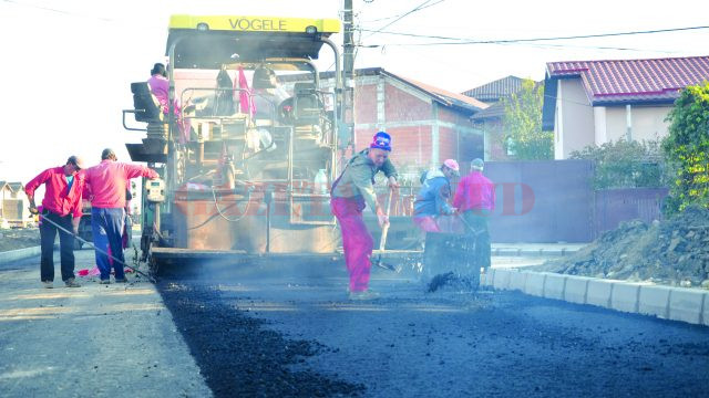 Strada Râului din Craiova, reabilitată de Tel Drum, a crăpat înainte de recepție, dar primăria condusă de Olguța Vasilescu a semnat actele fără probleme (Foto: arhiva GdS)