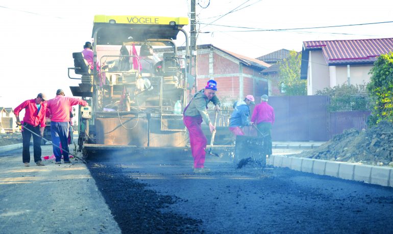 Strada Râului din Craiova, reabilitată de Tel Drum, a crăpat înainte de recepție, dar primăria condusă de Olguța Vasilescu a semnat actele fără probleme (Foto: arhiva GdS)