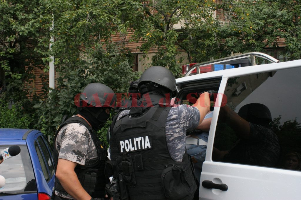Anchetatorii au dispus, luni, reținerea a patru persoane acuzate că transportau migranți de origine arabă la granița de vest a României