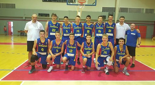 Robert Licurici (nr. 12) participă cu naţionala U14 la un turneu în Grecia
