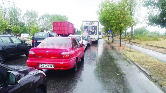 Cozile de autoturisme care se formau la Slatina, la trecerea pe podul de peste Olt, în perioada în care circulația a fost restricționată parțial (Foto: cititor GdS)