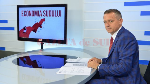 Inspectorul-șef al ITM Dolj, Cătălin Mohora, a spus la emisiunea „Economia Sudului“ de la Alege TV că a scăzut numărul de angajați în Dolj din cauză că mulți au ales să plece la muncă în străinătate (FOTO: Claudiu Tudor)