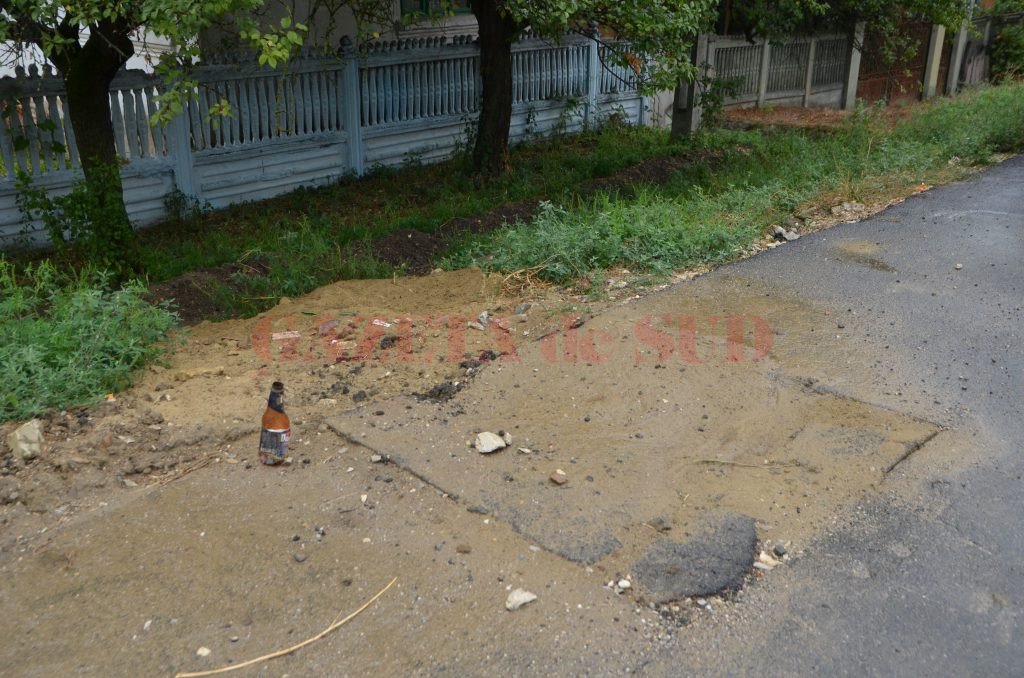 Unul dintre punctele de pe strada Căpisterea în care a fost decupat asfaltul pentru a fi reparată conducta de apă (Foto: Claudiu Tudor)