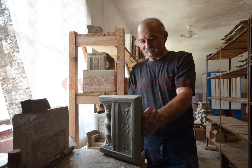 Mihai Burtea răspunde exclusiv de calitatea produselor realizate în atelierul de ceramică (Foto: Bogdan Grosu)