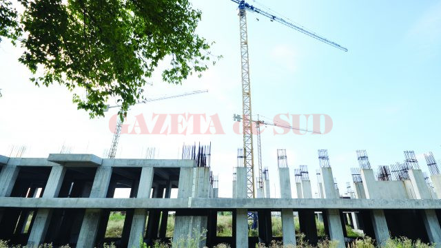 Cartierul de locuințe de pe strada Caracal, abandonat de chinezi, va fi preluat de municipalitate, care trebuie să găsească o soluție pentru finalizarea lucrărilor (Foto: Bogdan Grosu)
