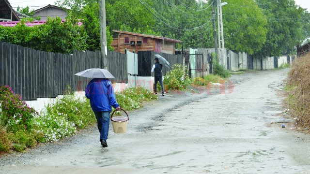 Craiovenii care locuiesc pe Aleea 1 Șimnic spun că s-au săturat de la atâtea promisiuni legate de introducerea canalizării (Foto: Bogdan Grosu)