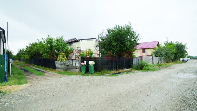 Strada Molidului a intrat în domeniu public în 2014 și a primit un nume în martie 2015, tocmai pentru a se putea introduce rețeaua de canalizare. Localnicii au rămas până acum doar cu promisiunile (Foto: Bogdan Grosu)