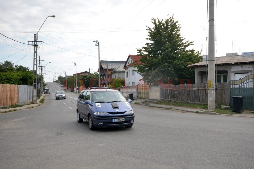 Oriunde priveşti din intersecţia străzilor Potelu cu Bucura nu există treceri de pietoni (Bogdan Grosu)