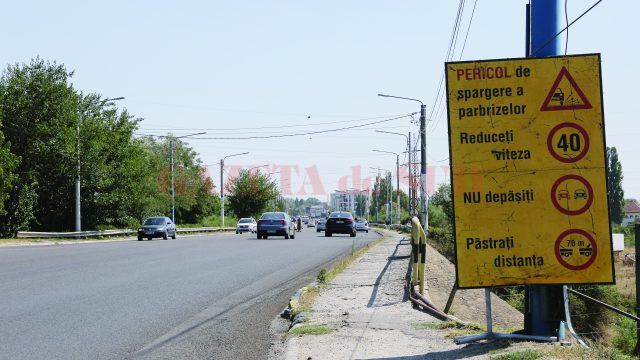 Pe strada Calea București s-a turnat șlam bituminos de la sensul giratoriu din Lăpuș până la intersecția cu varianta de ocolire Craiova Sud (Foto: Lucian Anghel)