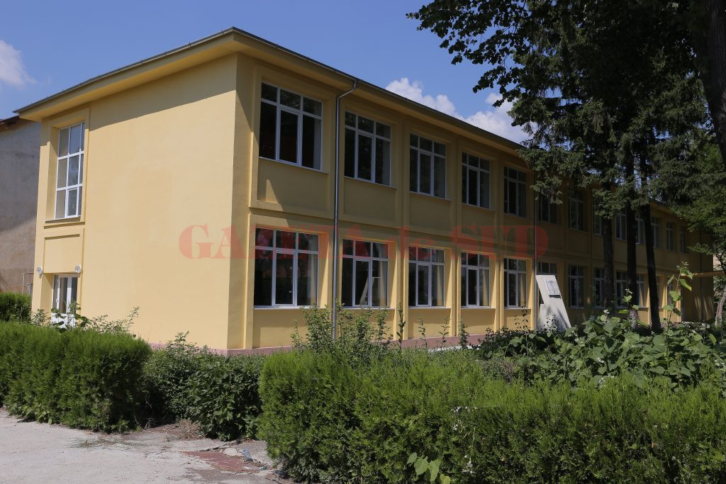 Liceul Tehnologic „Ing. Aurelian Ionete“ din Malu Mare este ținut închis după lucrările  de reabilitare și modernizare pentru că nu se poate face recepția (Foto: Lucian Anghel)