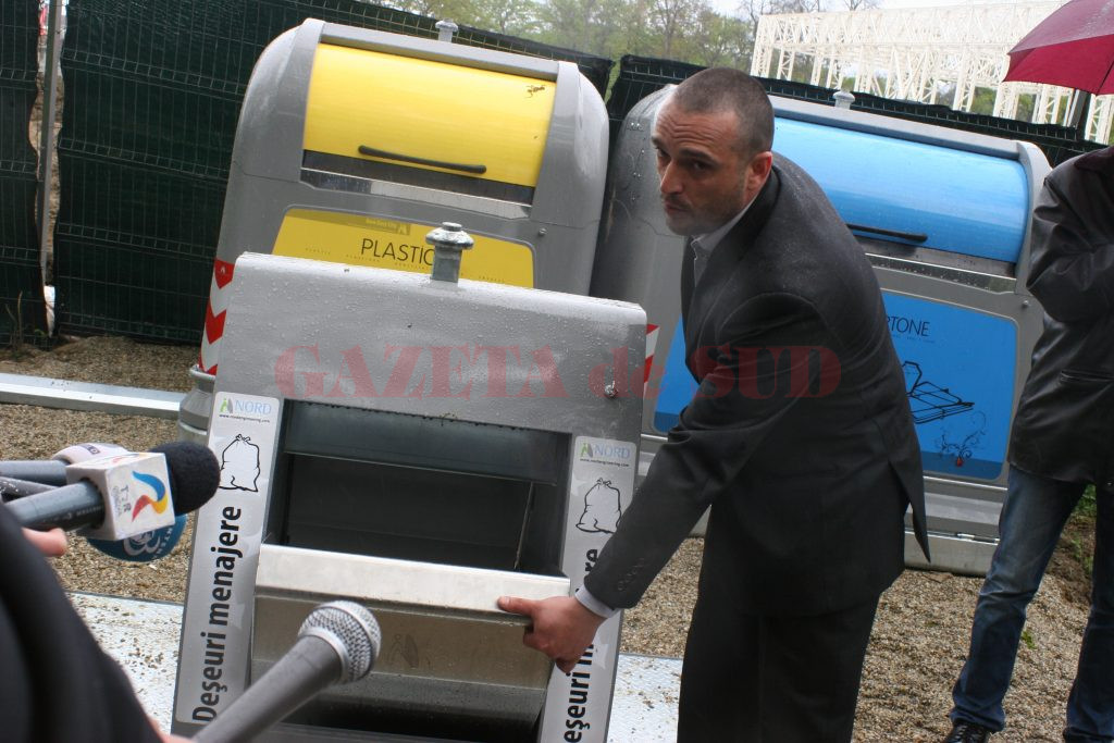 Reprezentatul European Waste Technology prezenta, în 2014, la Craiova, cum funcţionează containerele îngropate
